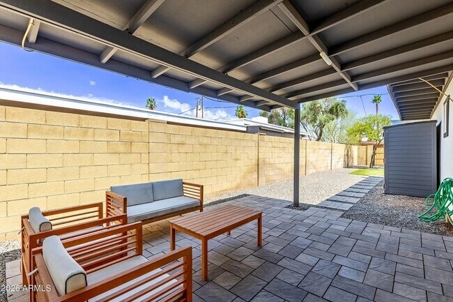 Building Photo - 3710 E Altadena Ave