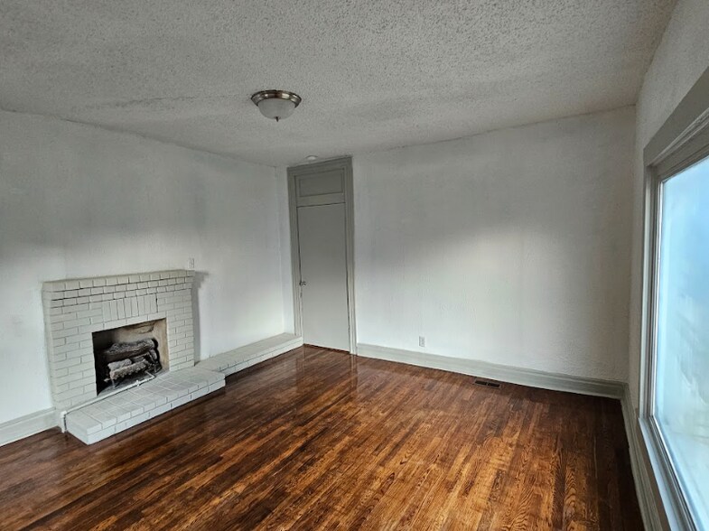 Building Photo - 1014 11th Ave N