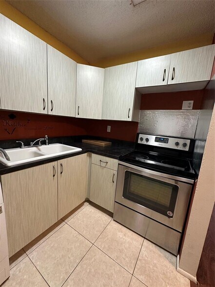 Building Photo - 11622 Royal Palm Blvd