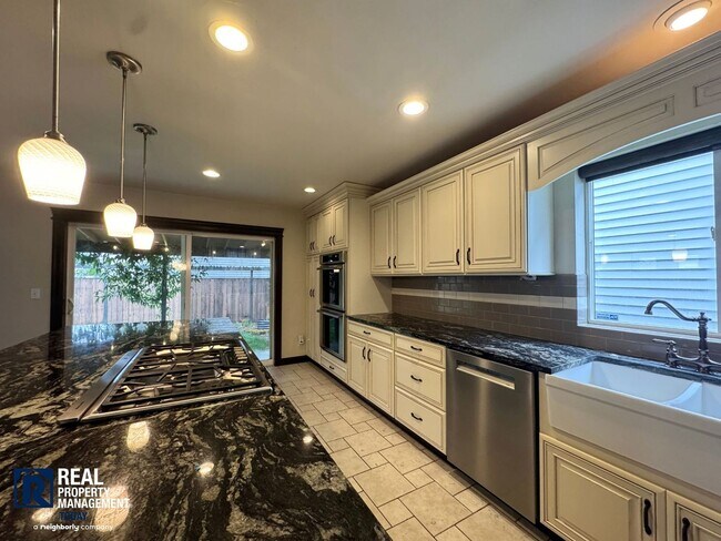 Building Photo - Spacious 4 Bed / 3 Bath Home with Loft, Fenced Yard & Covered Patio in Puyallup!