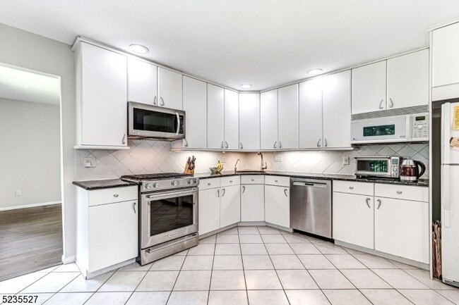 Building Photo - 33 Highmount Ave