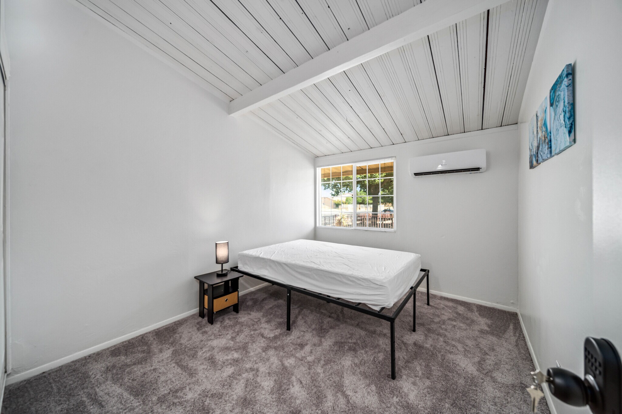 Rooms for Rent-Room 4 - 45426 10th St W