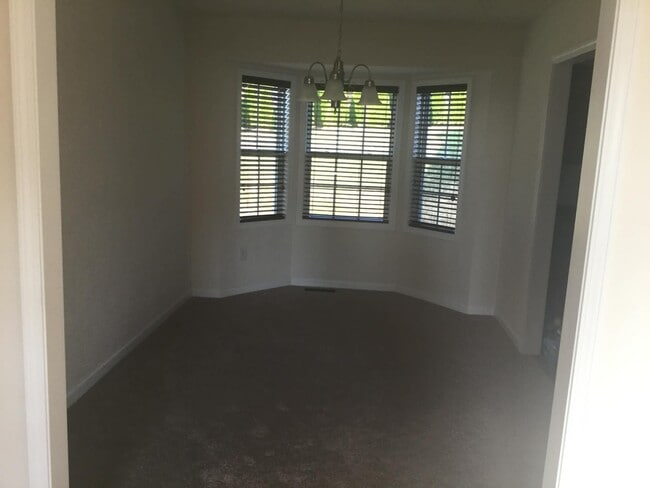 Building Photo - 450 Chelsea Loop