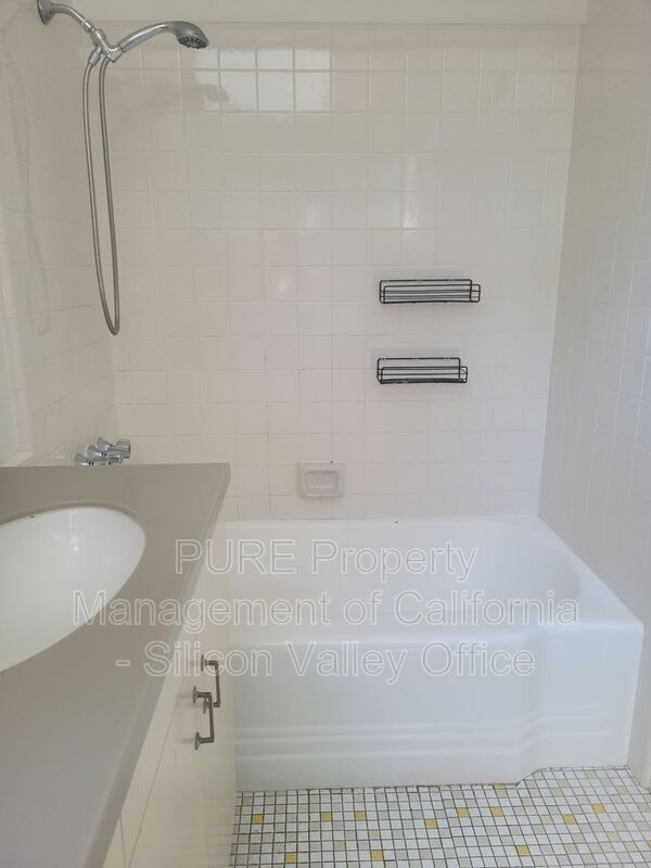 Building Photo - 340 Ely Pl