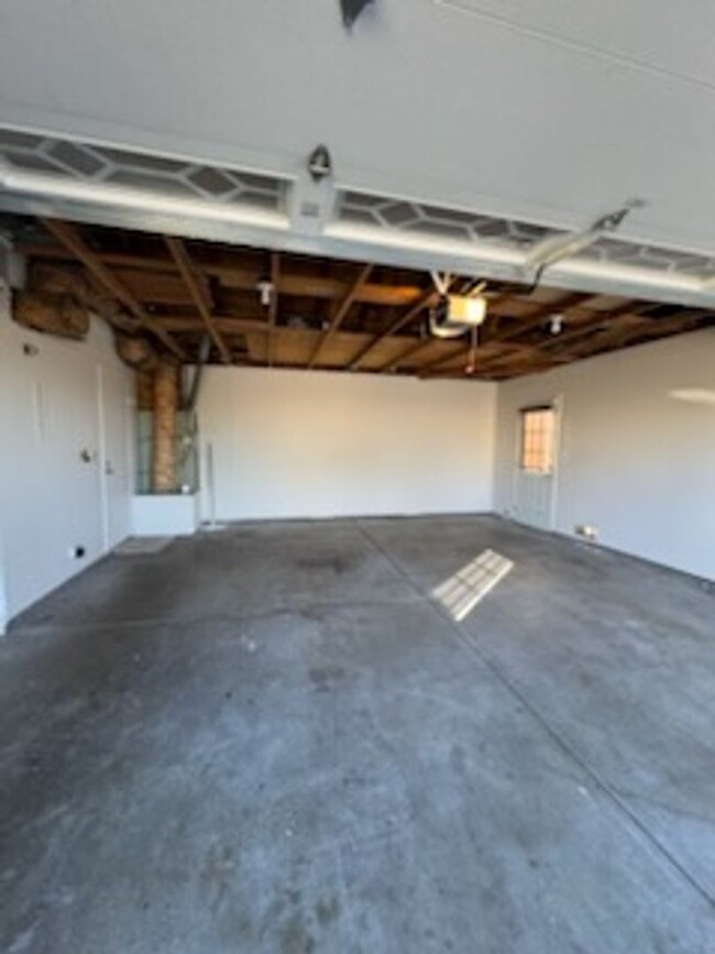 Building Photo - Available Now! Spacious 4-Bedroom, 3-Bathr...