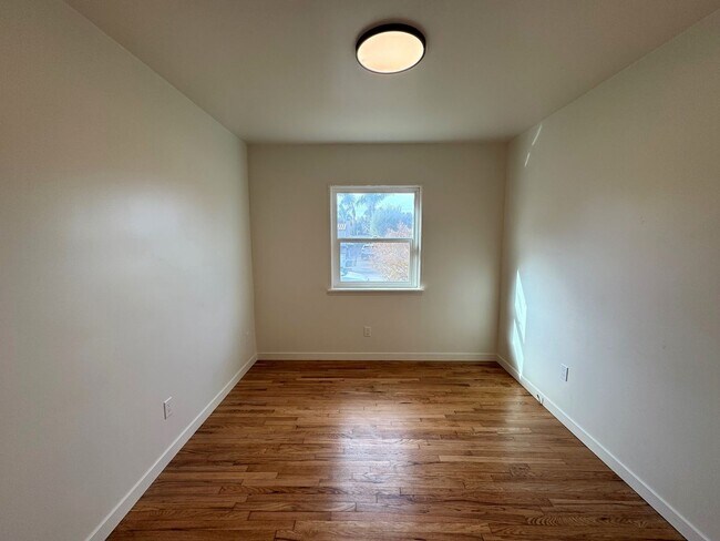 Building Photo - Remodeled Midtown Apartment- Private Washer/Dryer +AC!!