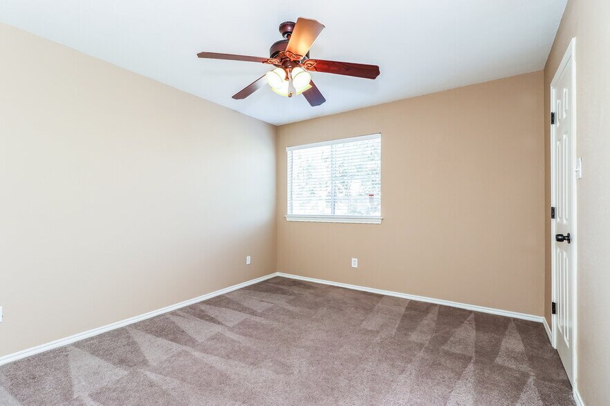 Building Photo - 941 Azalia Dr