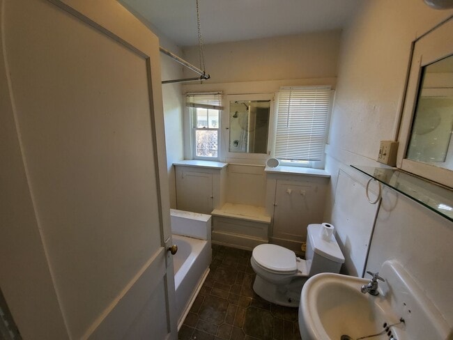 Building Photo - *Move In Special, Free Month of Rent! (See ad for details)*5 Bedroom House on OSU Campus!