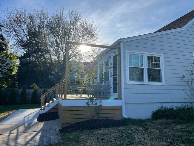 Building Photo - 3 Bedroom 2 Bath Fairfield House Near Southport