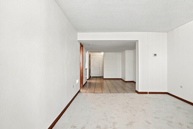 Building Photo - $1,395.95 - 1 Bed, 1 Bath Condo in Downtown Denver with Central AC, and Building amenities.