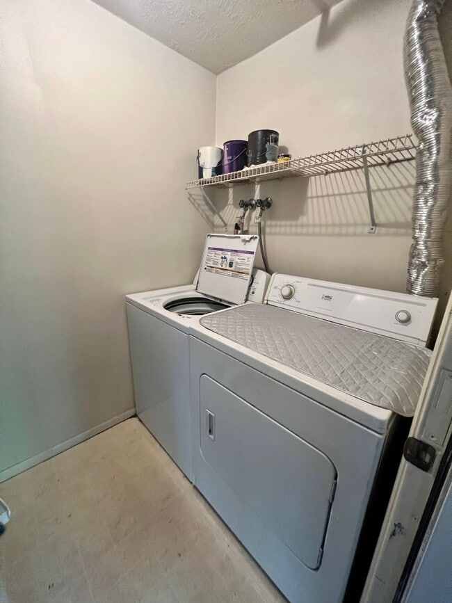 Building Photo - Newly Updated! - 2 Bedrooms 1 Bathroom - Hopewell Township