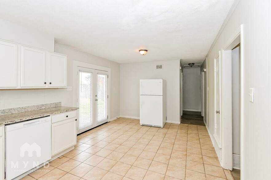 Building Photo - 2890 Briarwood Dr