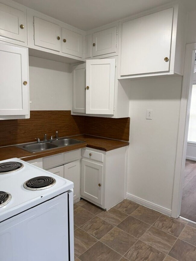 Building Photo - Bonus Room