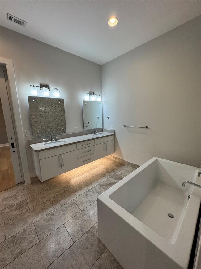 Building Photo - 1908 Kinney Ave