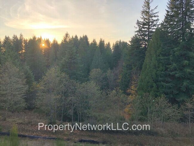 Building Photo - Outstanding Townhouse in Sandy Oregon
