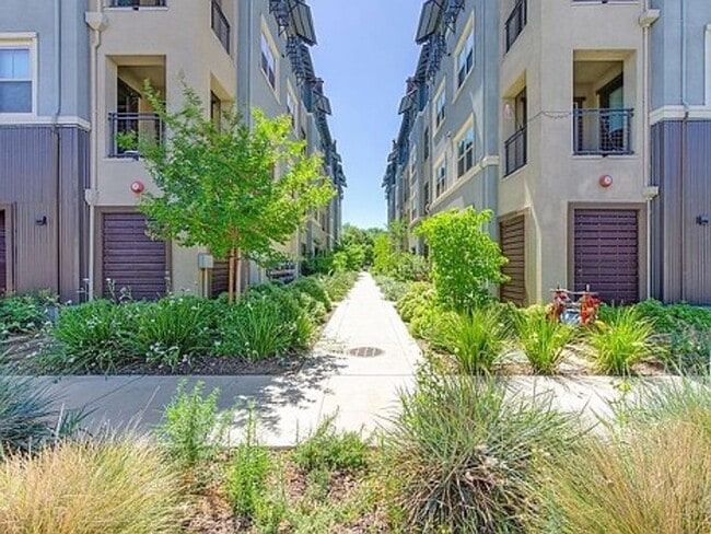 Building Photo - Upscale 2/2 Apartment in The Cannery!-$500...