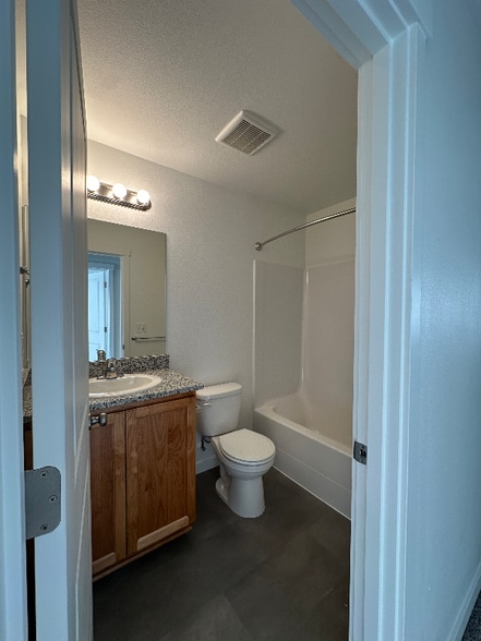 Building Photo - 681 NE Autumn Ridge Dr