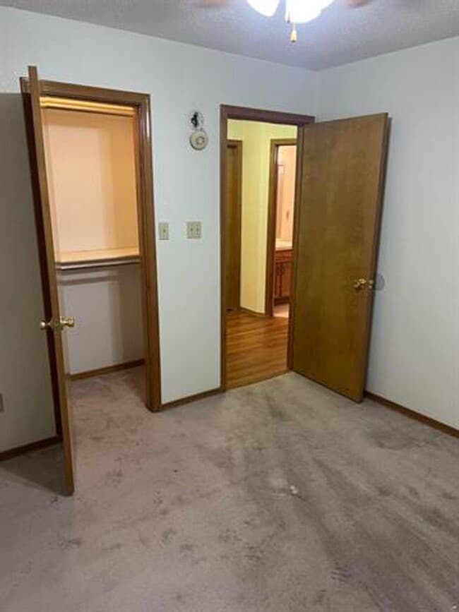 Building Photo - Lovely 3 Bedroom 2 bathroom home with pool