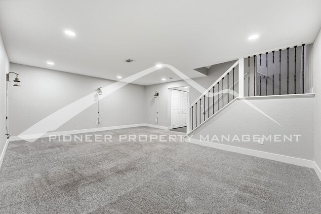 Building Photo - Spacious Townhouse with Washer/Dryer and Central AC