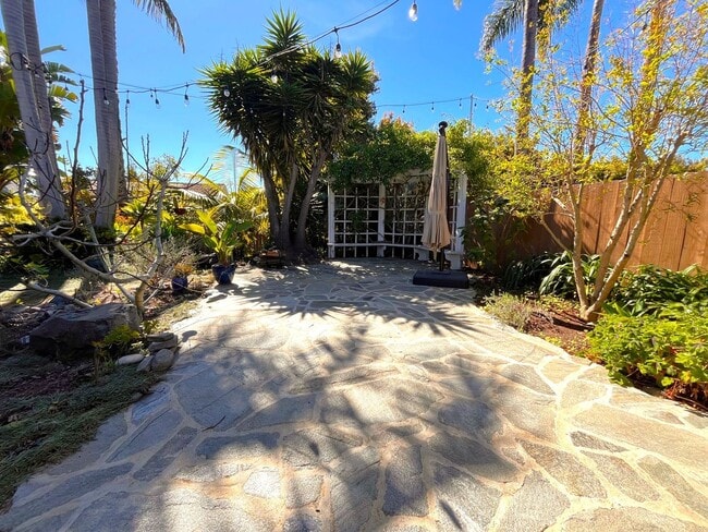 Building Photo - Most Charming Home in La Costa