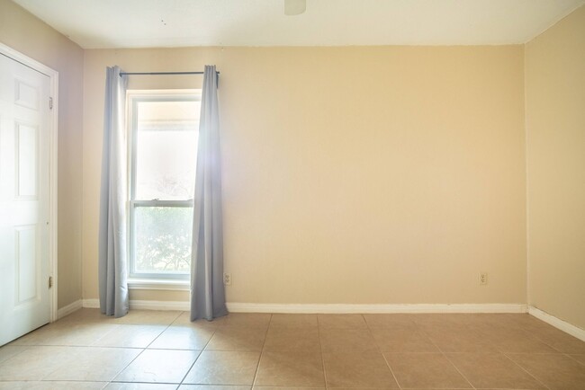 Building Photo - Queen room in 4-bed/2.0-bath Home