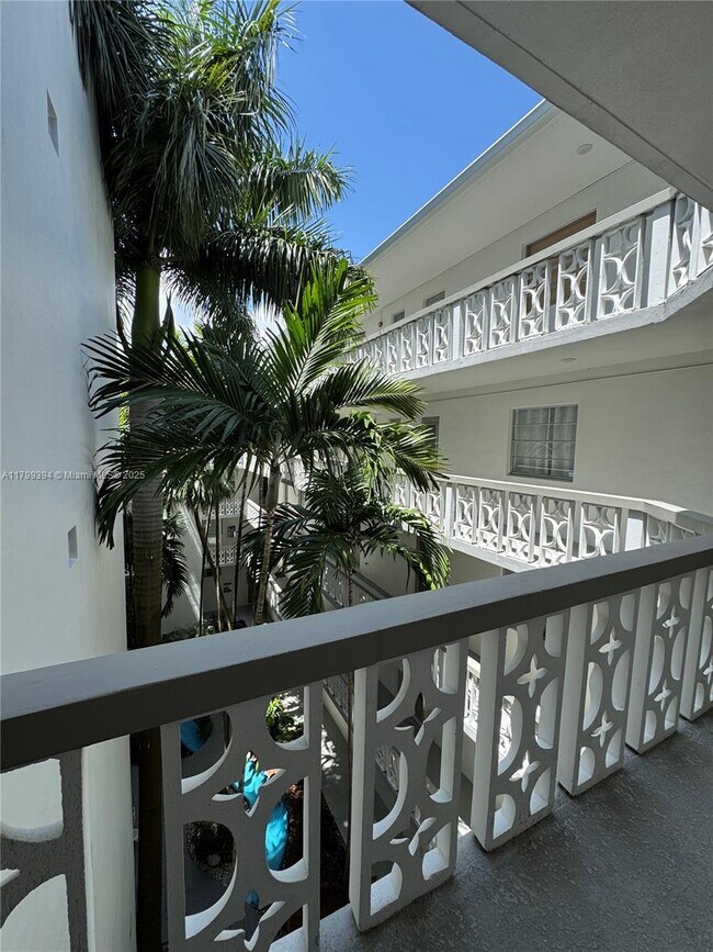 Building Photo - 9700 W Bay Harbor Dr