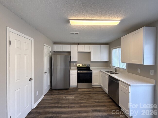 Building Photo - 300 N Main St