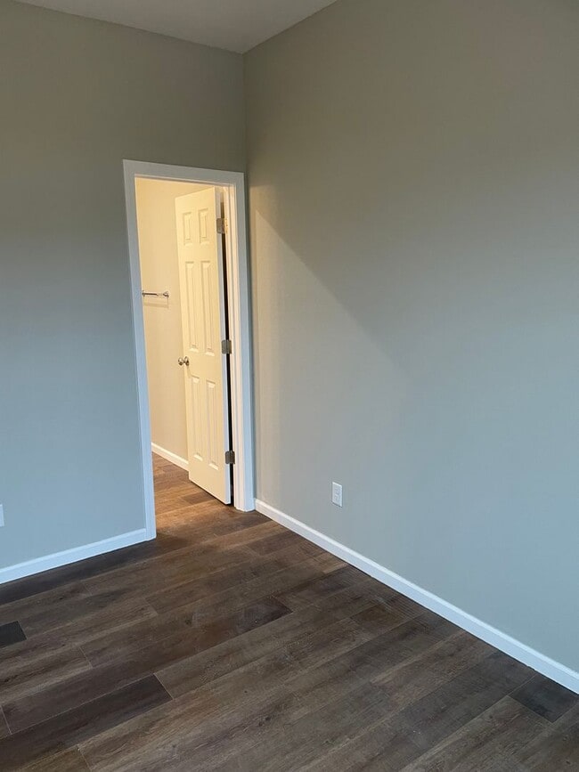 Building Photo - 4 bed 2 bath 2 Car Garage! 1/2 off 1st Months Rent!!