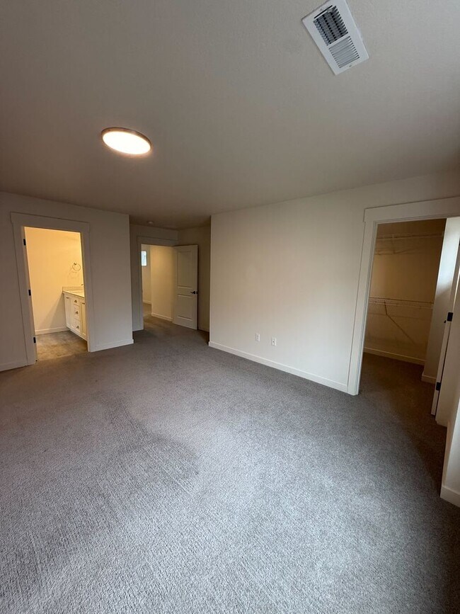 Building Photo - Immaculate 3B/2.5Ba Home in Ridgefield! Available NOW!