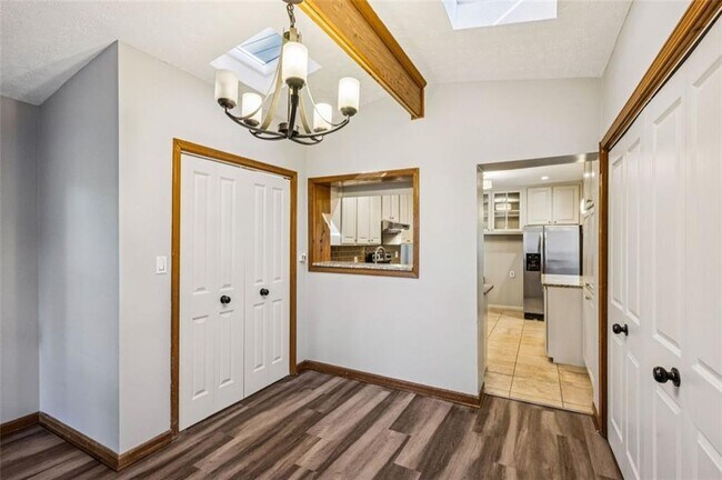 Building Photo - 2050 Mercer Ave