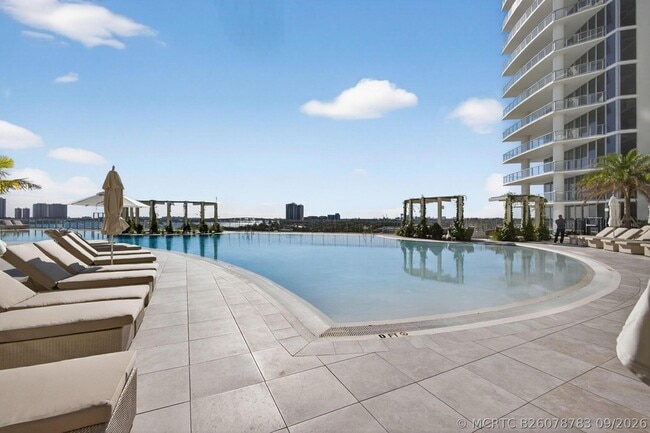 Building Photo - 220 Lake Shore Dr