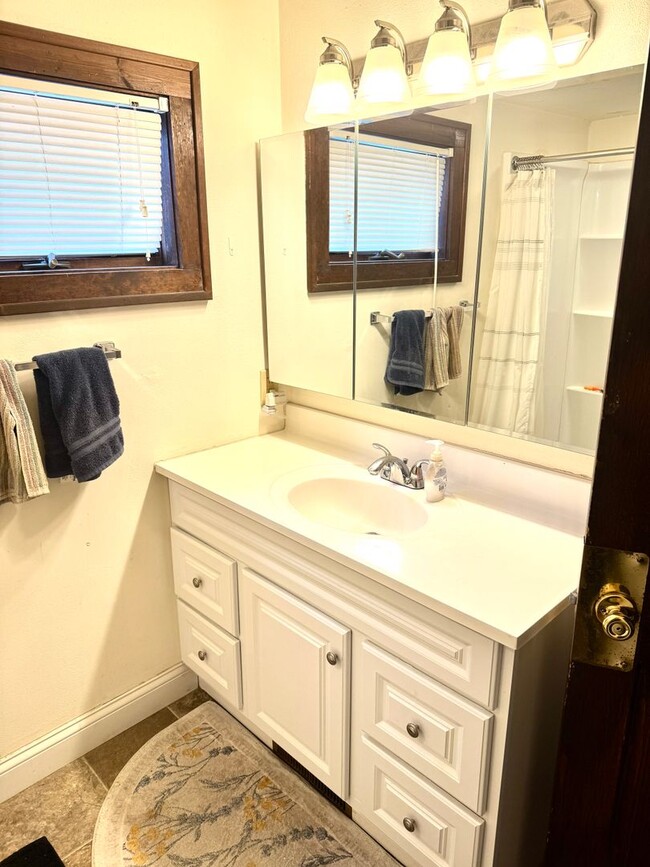 Building Photo - 6BR/2.5BA Prime Location Next to Camp Randall