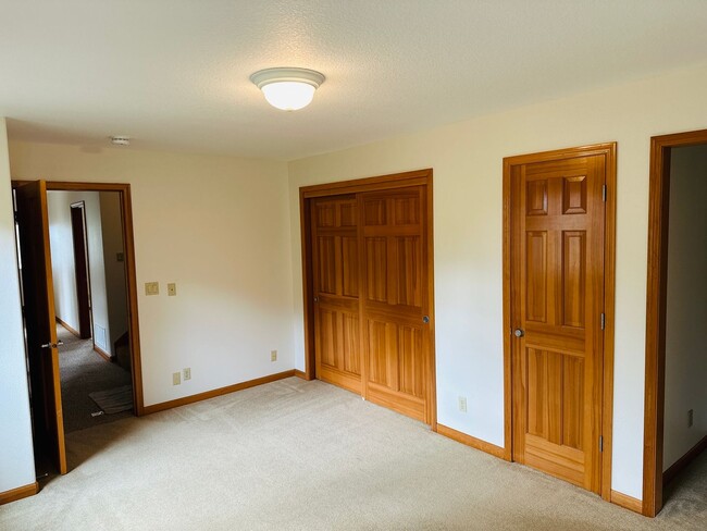 Building Photo - Stunning Custom Home with Beautiful Views