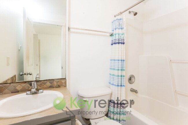 Building Photo - 3-Bedroom Beauty with Fenced Yard and Flex...