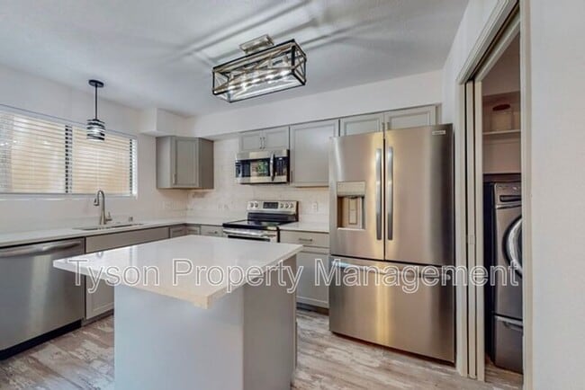 Building Photo - 10205 Las Casitas St NE