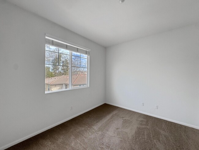 Building Photo - Great 4B/2.5BA Townhome in Santaluz!