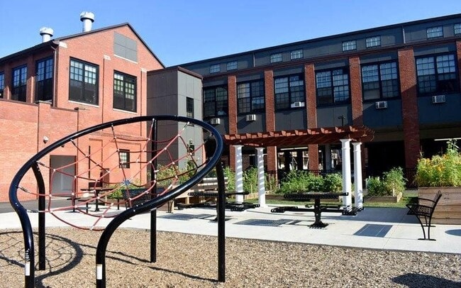 Building Photo - 140 Russ St