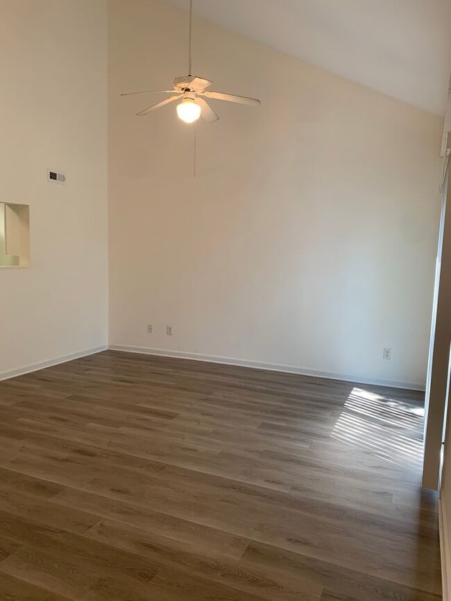 Building Photo - $500 OFF 1ST MONTH'S RENT! 3 Bedroom 2 Bath House Available Now!
