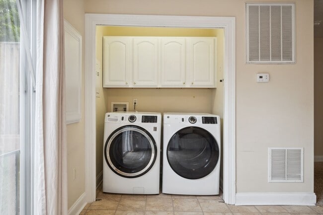 Building Photo - 3 bed/ 2 1/2 Bath.  Pet Friendly. Off Stre...