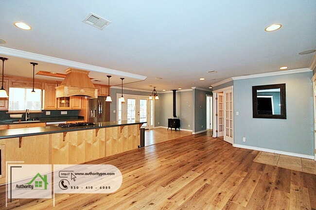 Building Photo - 2420 D Alene Ave