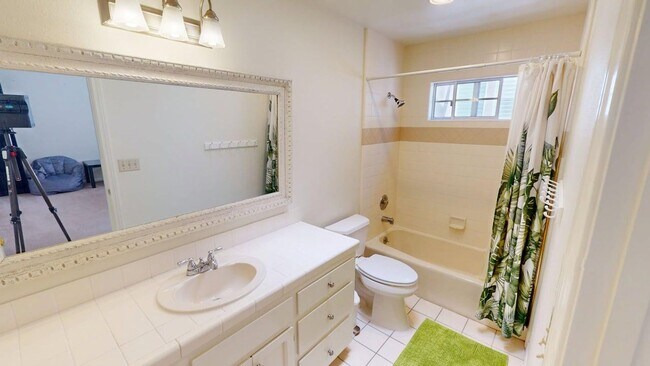 Building Photo - Spacious 4 Bedroom 3.5 Bathroom Coronado H...