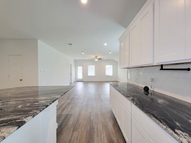 Building Photo - This stunning 4-bedroom, 2-bathroom Rosharon lease features modern upgrades, an open-concept layo...