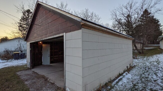 Building Photo - 15921 W 3rd St