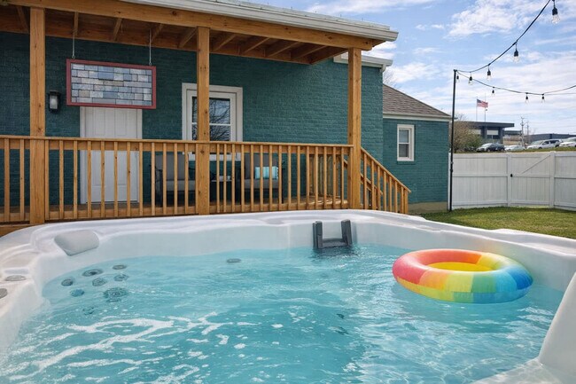 Building Photo - 145 Midway St