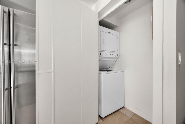 Building Photo - 940 Sevilla Ave