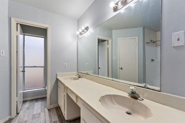 Building Photo - 3710 Fernview Dr