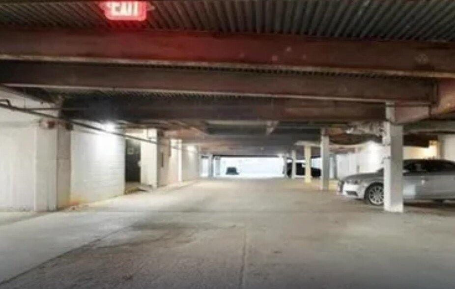 Parking Garage - 105 N 31st Ave