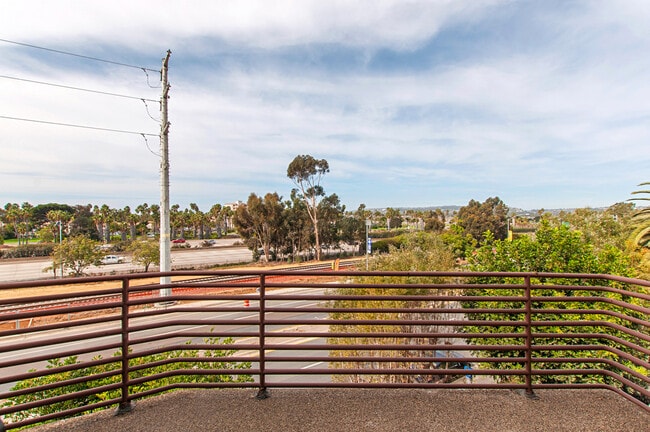 Building Photo - BEAUTIFUL BAY PARK CONDO W/ BAY VIEWS! - 2...