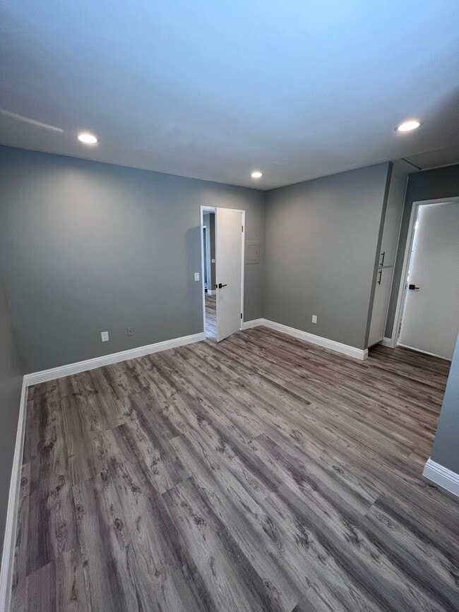 Building Photo - Beautifully Upgraded One Bedroom-One Bathr...