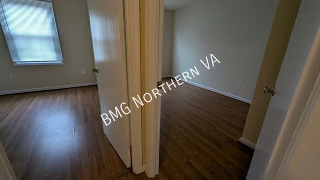 Building Photo - 9819 Town Ln